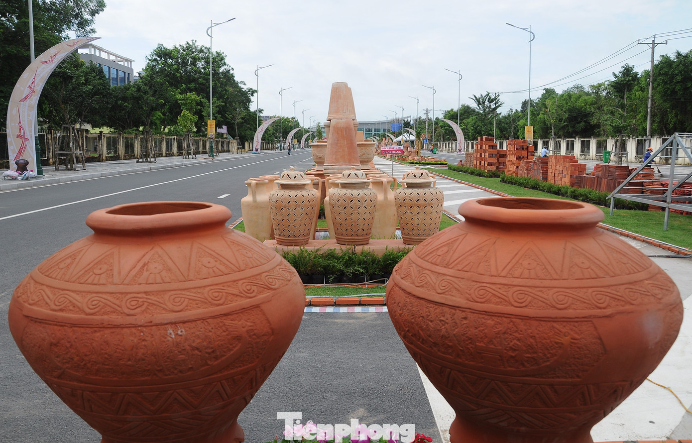 Người dân nơi đây sinh ra đã gắn bó với nghề, qua bao thế hệ đúc kết thành kỹ thuật nung bằng lò gạch, nhiên liệu là trấu, hàng nghìn mẫu mã, kiểu dáng khác nhau được tạo ra từ bàn tay tài hoa của người thợ thủ công. Đặc biệt sản phẩm gốm với màu đỏ đặc trưng từ đất sét tạo nét riêng cho gốm Vĩnh Long mà không nơi nào có được, đã xuất khẩu sang các thị trường như EU, Hoa Kỳ, châu Úc, Đài Loan, Hong Kong (Trung Quốc), Hàn Quốc, Nhật Bản… rất được người tiêu dùng ưa chuộng.