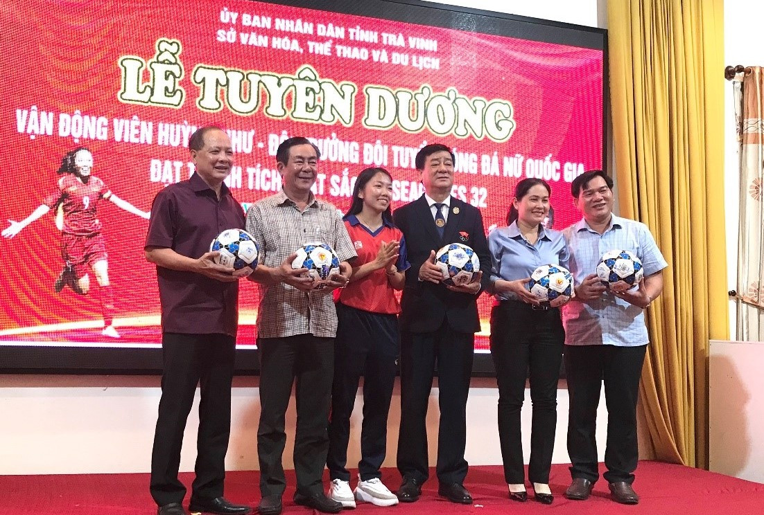 Huỳnh Như tặng quà lưu niệm cho các đại biểu. Ảnh: P.Khánh.