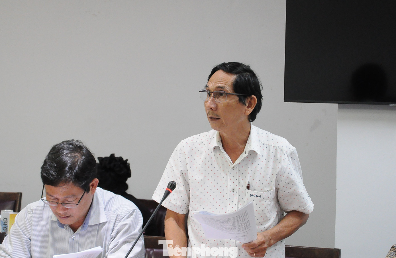 Ông Trần Hoài Hiệp - Phó Giám đốc Sở Xây dựng Vĩnh Long trả lời báo chí. Ảnh: Cảnh Kỳ.