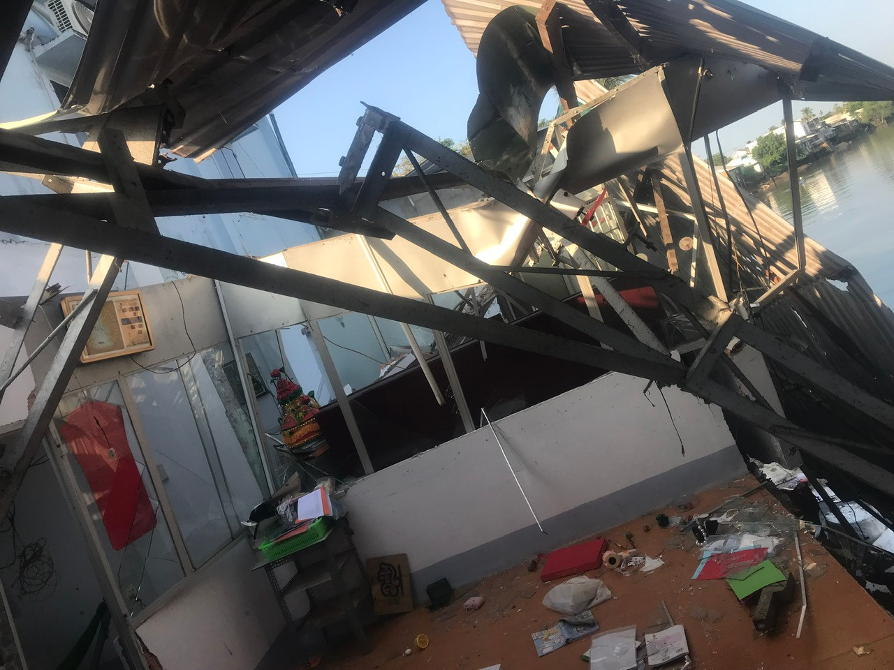 Hiện trường vụ sạt lở bờ sông Trà Nóc tại phường Trà An, quận Bình Thủy.