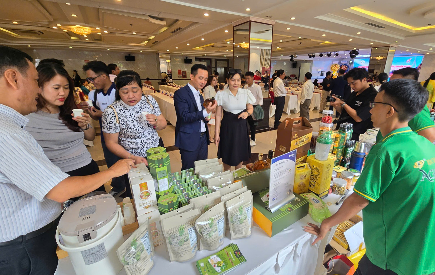 Đại biểu tham quan trưng bày tại sự kiện. Ảnh: CK