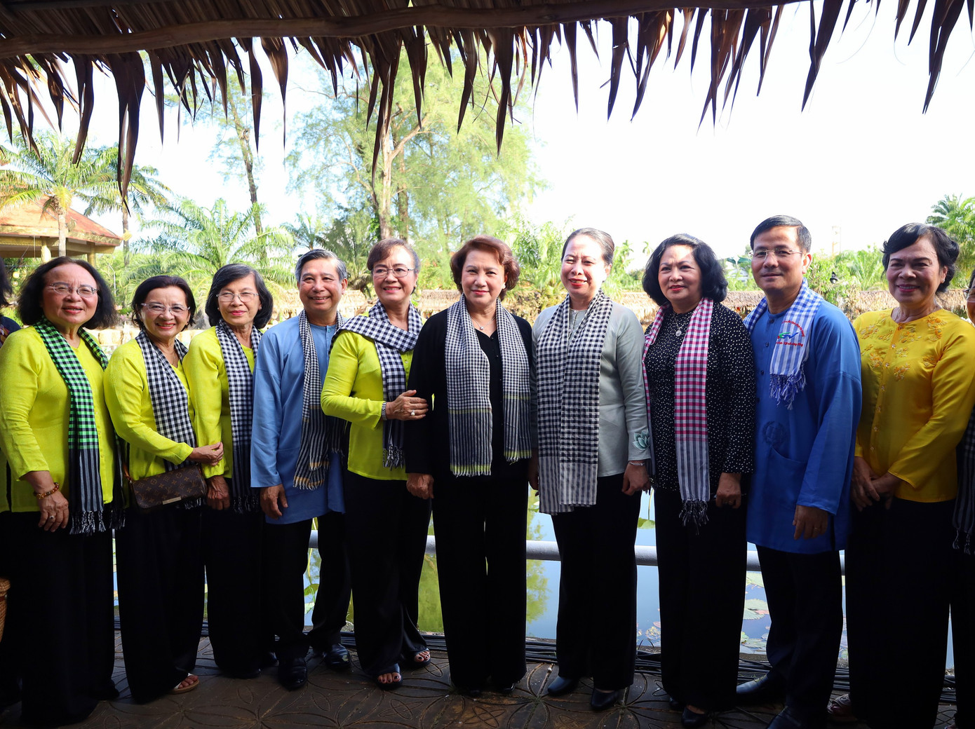 Phó Chủ tịch nước Võ Thị Ánh Xuân, nguyên Chủ tịch Quốc hội Nguyễn Thị Kim Ngân, nguyên Phó Chủ tịch nước Đặng Thị Ngọc Thịnh chụp ảnh lưu niệm cùng các đại biểu tại lễ khai mạc Festival Áo bà ba - Hậu Giang 2023.