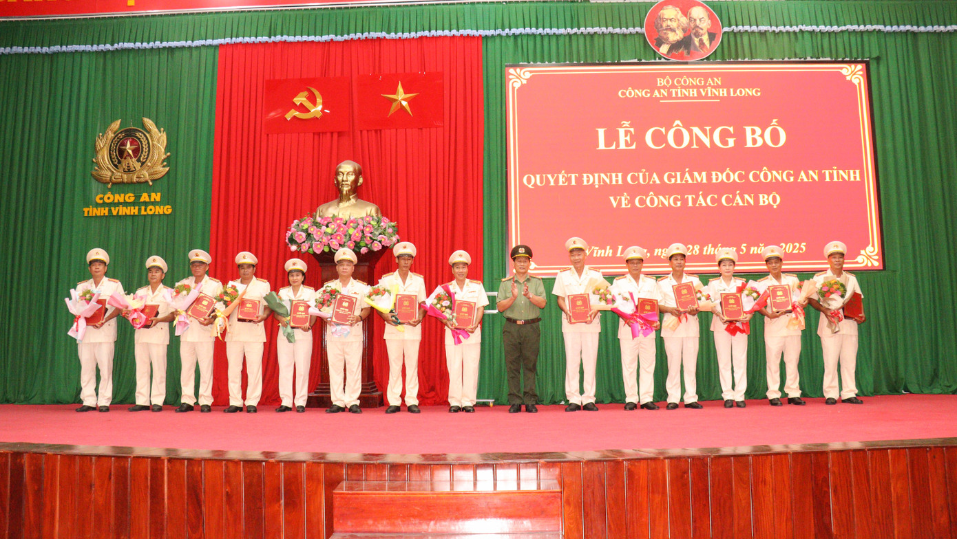 Lãnh đạo Công an tỉnh Vĩnh Long trao quyết định cho các cán bộ. Lãnh đạo Công an tỉnh Vĩnh Long trao quyết định cho các cán bộ.