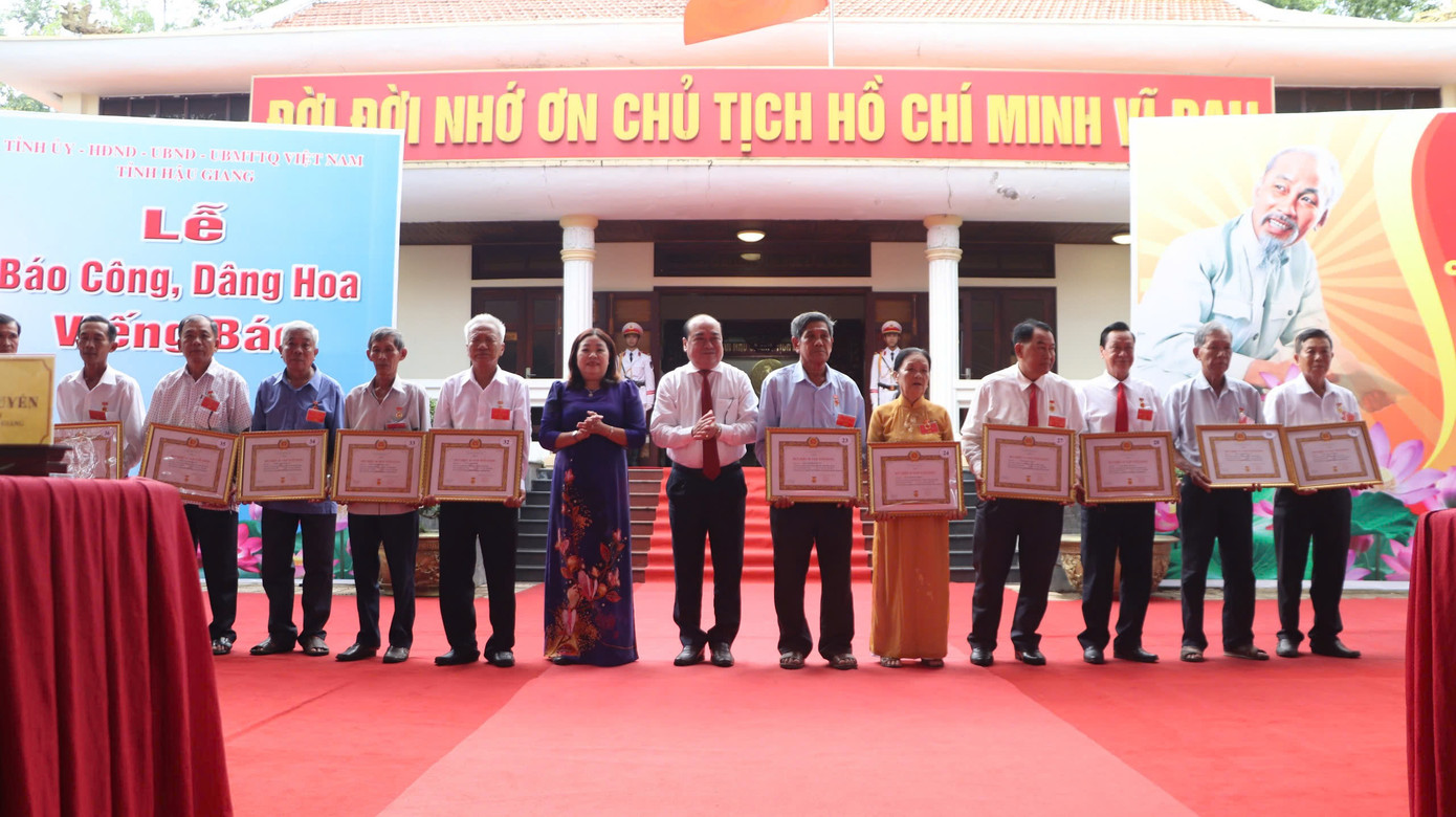 Lãnh đạo HĐND, Ủy ban MTTQ tỉnh Hậu Giang trao Huy hiệu Đảng cho các đảng viên nhiều năm tuổi Đảng. Lãnh đạo HĐND, Ủy ban MTTQ tỉnh Hậu Giang trao Huy hiệu Đảng cho các đảng viên nhiều năm tuổi Đảng.