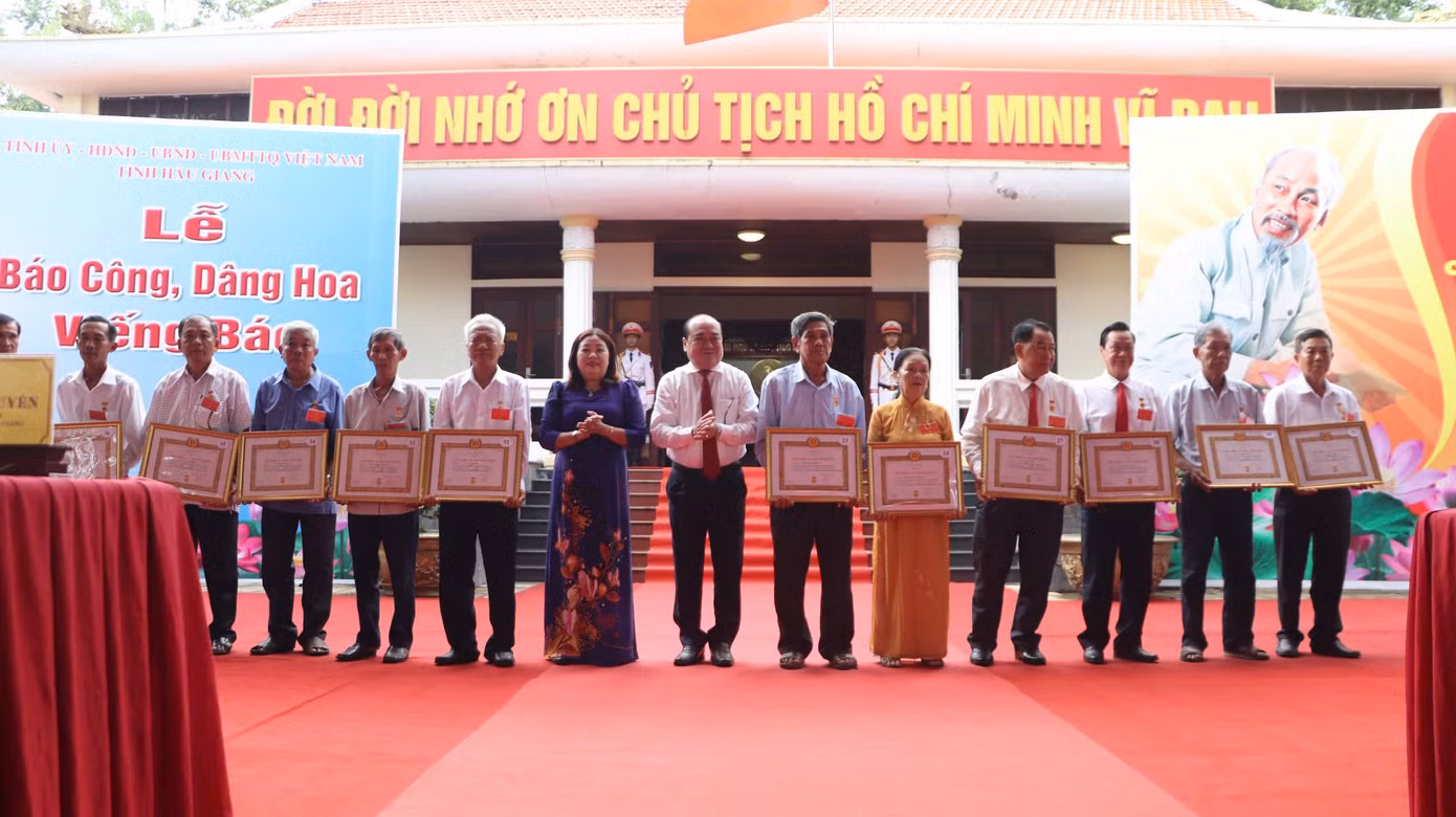 Lãnh đạo HĐND, Ủy ban MTTQ tỉnh Hậu Giang trao Huy hiệu Đảng cho các đảng viên nhiều năm tuổi Đảng.