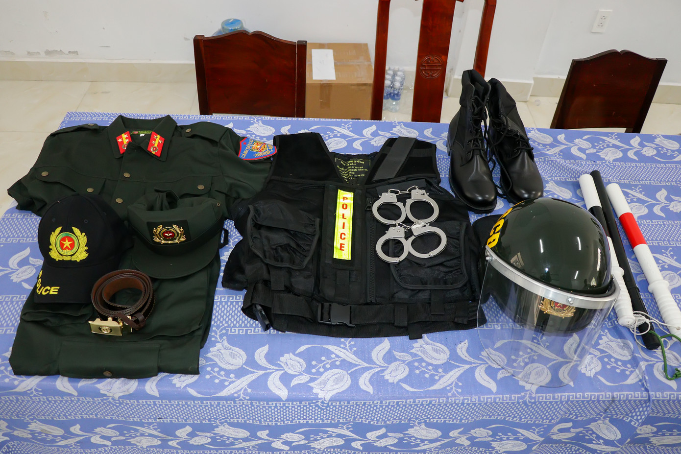 Trang phục CAND mà hai thanh niên mua trên mạng sử dụng để "thỏa đam mê".