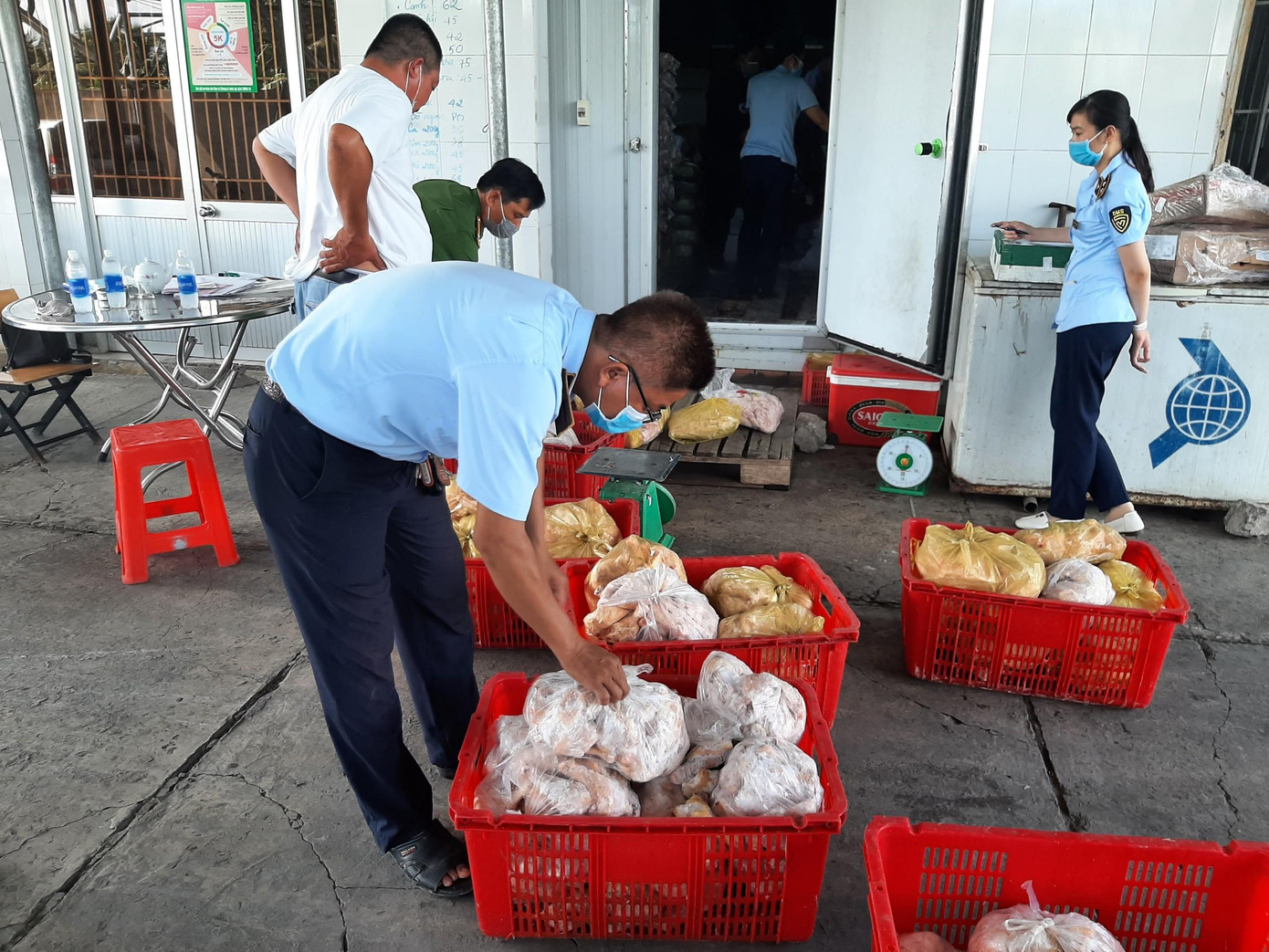 Lực lượng chức năng kiểm tra hàng hóa tại cơ sở kinh doanh T.V. Lực lượng chức năng kiểm tra hàng hóa tại cơ sở kinh doanh T.V.