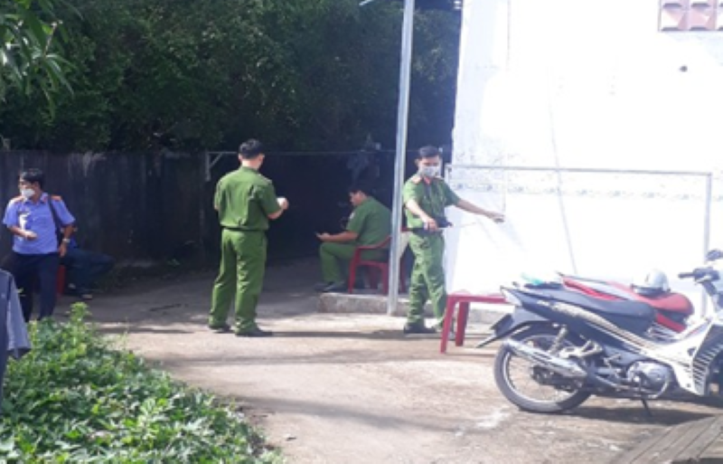 Lực lượng chức năng khám nghiệm hiện trường.