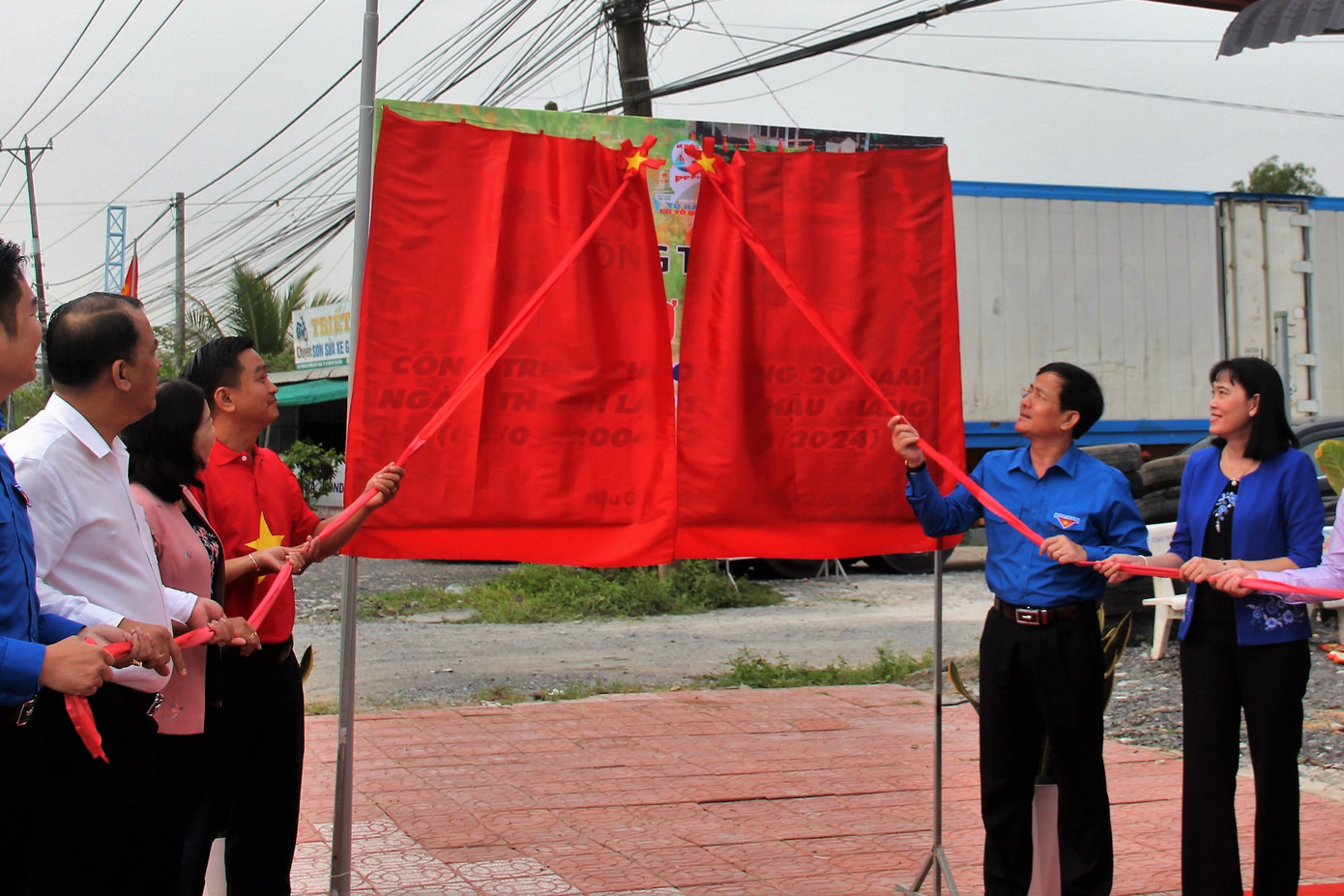 Thực hiện nghi thức tháo băng khánh thành công trình “Đường cờ Tổ quốc". Thực hiện nghi thức tháo băng khánh thành công trình “Đường cờ Tổ quốc".