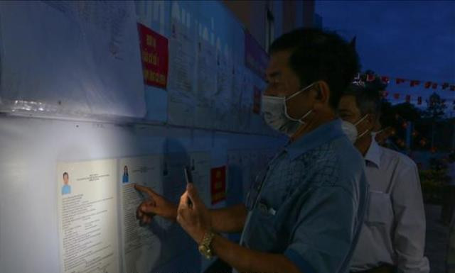 Nhiều cử tri đi từ rất sớm để tìm hiểu tiểu sử ứng cử viên. Ảnh: Cảnh Kỳ Nhiều cử tri đi từ rất sớm để tìm hiểu tiểu sử ứng cử viên. Ảnh: Cảnh Kỳ