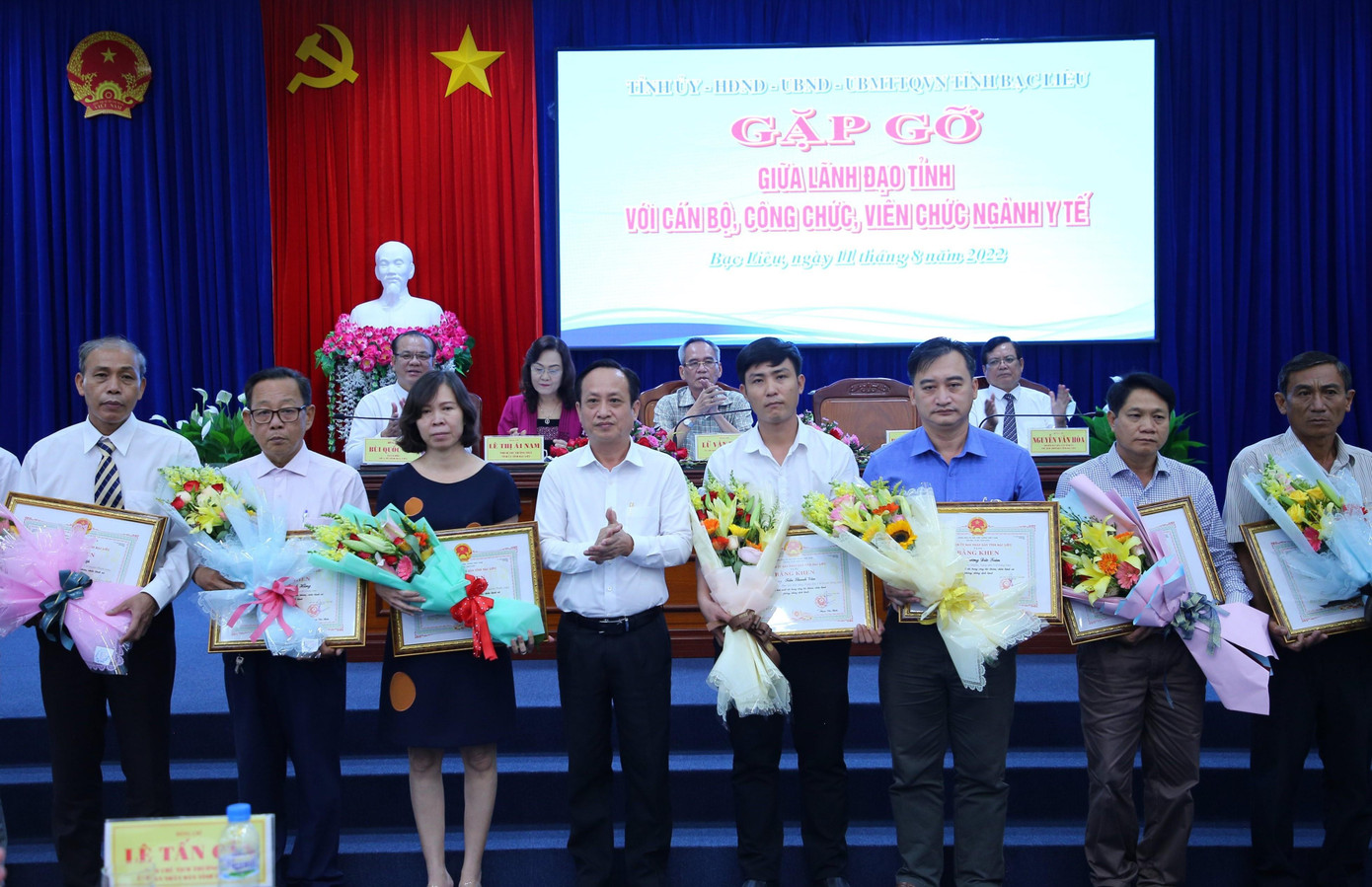 Chủ tịch UBND tỉnh Bạc Liêu Phạm Văn Thiều khen thưởng các tập thể, cá nhân. Chủ tịch UBND tỉnh Bạc Liêu Phạm Văn Thiều khen thưởng các tập thể, cá nhân.