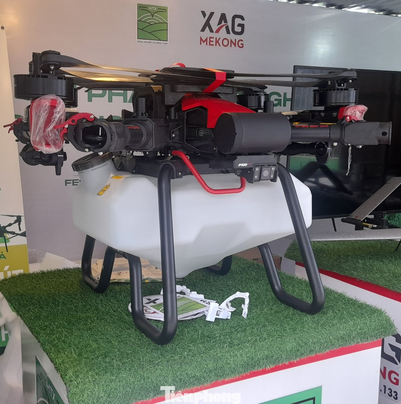 Giai đoạn 4 là thời kỳ nông nghiệp hiện đại 4.0, ứng dụng công nghệ thông tin vào sản xuất, đưa máy móc, công nghệ kết hợp trí tuệ nhân tạo vào hệ thống sản xuất lúa, công cụ sản xuất được cơ giới hóa đồng bộ. Các mô hình được triển lãm gồm: máy cấy lúa, thiết bị bay gieo hạt, phun thuốc/phân, hệ thống tưới, máy gặt thông minh… Đây là thời kỳ chuyển đổi từ lao động sản xuất nông nghiệp sang phát triển kinh tế nông nghiệp; năng suất lao động rất cao, nông thôn mới xuất hiện những nhà nông chuyên nghiệp... Giai đoạn 4 là thời kỳ nông nghiệp hiện đại 4.0, ứng dụng công nghệ thông tin vào sản xuất, đưa máy móc, công nghệ kết hợp trí tuệ nhân tạo vào hệ thống sản xuất lúa, công cụ sản xuất được cơ giới hóa đồng bộ. Các mô hình được triển lãm gồm: máy cấy lúa, thiết bị bay gieo hạt, phun thuốc/phân, hệ thống tưới, máy gặt thông minh… Đây là thời kỳ chuyển đổi từ lao động sản xuất nông nghiệp sang phát triển kinh tế nông nghiệp; năng suất lao động rất cao, nông thôn mới xuất hiện những nhà nông chuyên nghiệp...