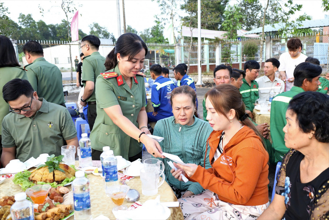 Tặng quà cho người dân.
