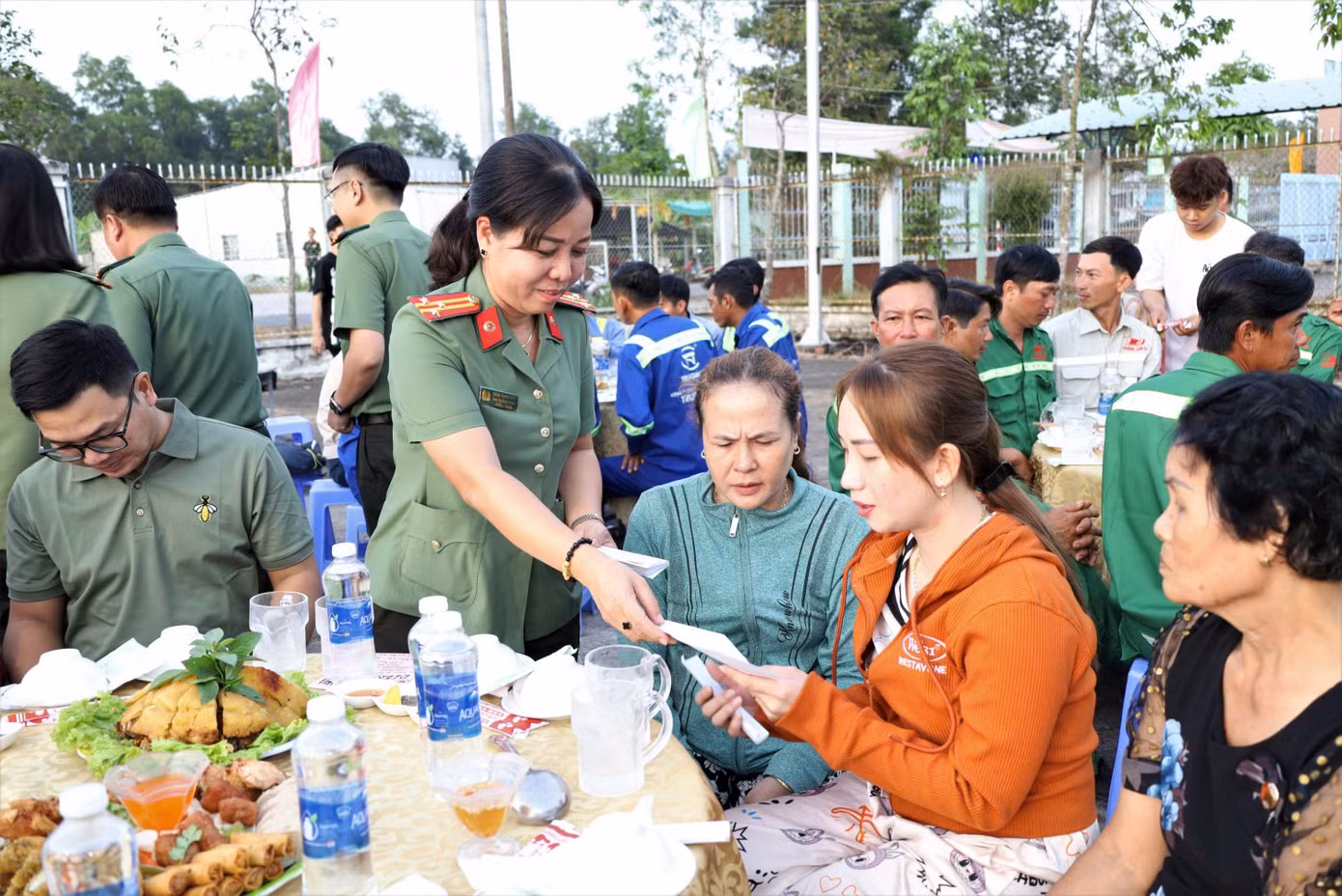 Tặng quà cho người dân. Tặng quà cho người dân.