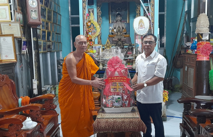 Phó Chủ tịch HĐND tỉnh Trà Vinh thăm, tặng quà chùa Tà Điêu, xã Phong Phú, huyện Cầu Kè. Ảnh: Lệ Hiền Phó Chủ tịch HĐND tỉnh Trà Vinh thăm, tặng quà chùa Tà Điêu, xã Phong Phú, huyện Cầu Kè. Ảnh: Lệ Hiền