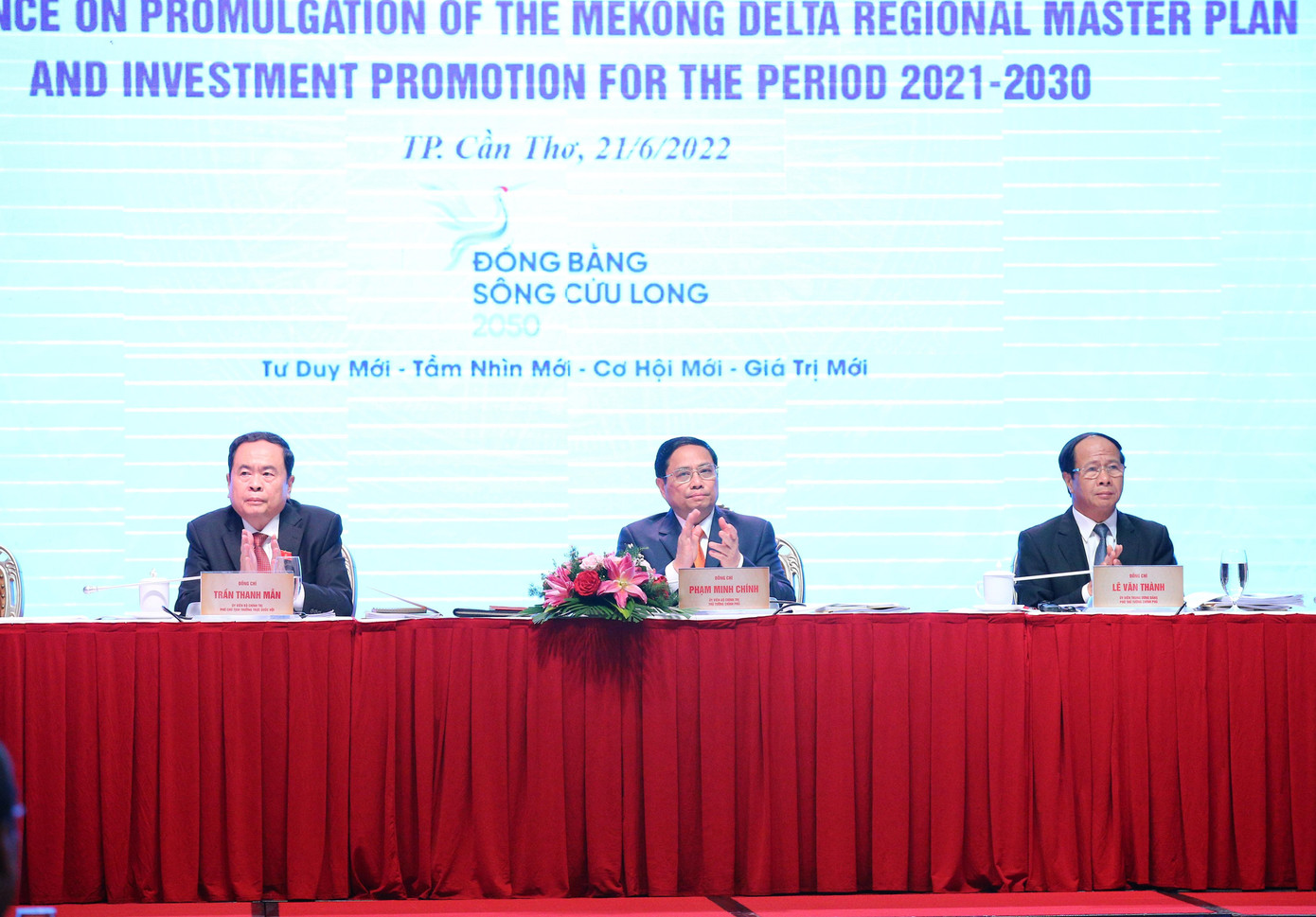 Sau khi dự triển lãm ảnh, Thủ tướng Phạm Minh Chính chủ trì Hội nghị công bố Quy hoạch và xúc tiến đầu tư vùng ĐBSCL thời kỳ 2021-2030. Sau khi dự triển lãm ảnh, Thủ tướng Phạm Minh Chính chủ trì Hội nghị công bố Quy hoạch và xúc tiến đầu tư vùng ĐBSCL thời kỳ 2021-2030.