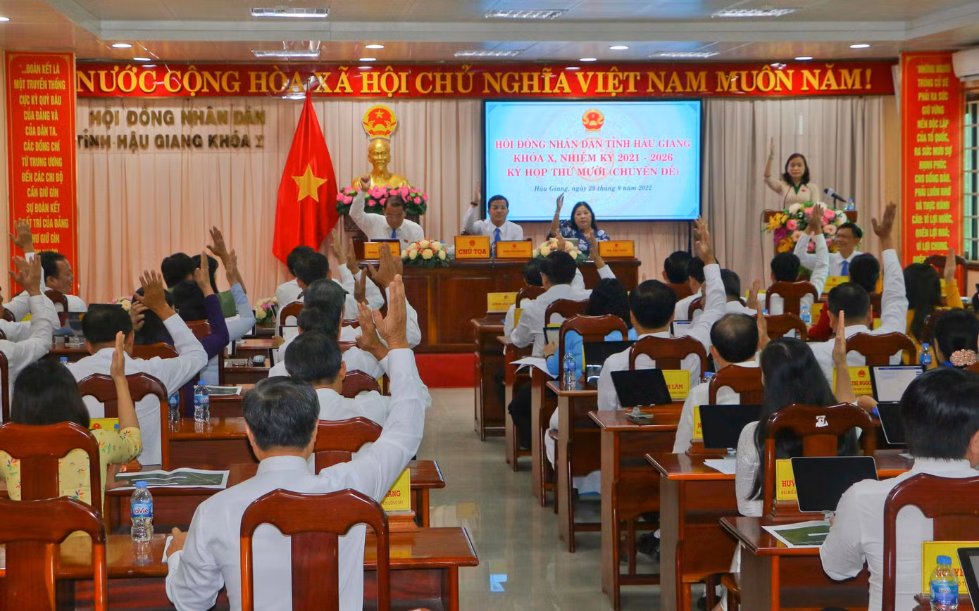 Đại biểu biểu quyết tại kỳ họp. Ảnh: DK