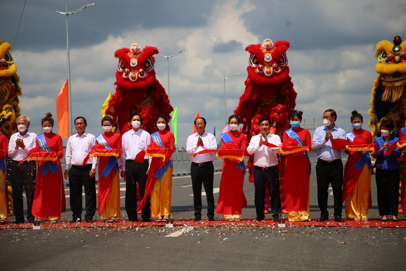 Phó Thủ tướng Lê Văn Thành cùng đại biểu cắt băng khánh thành dự án.