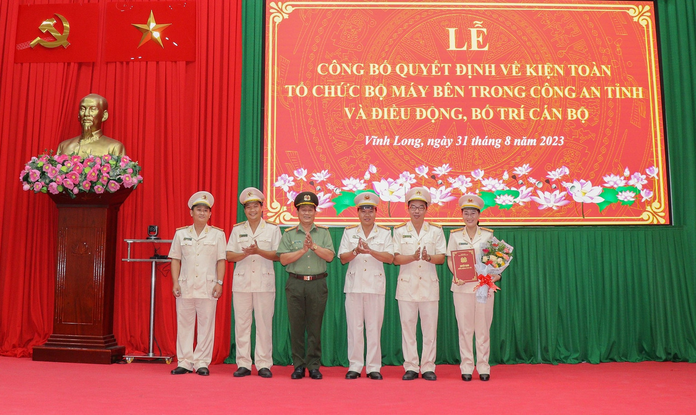 Đại tá Phan Ngọc Tính - Phó Giám đốc Công an tỉnh Vĩnh Long trao quyết định và tặng hoa chúc mừng các đơn vị được kiện toàn. Đại tá Phan Ngọc Tính - Phó Giám đốc Công an tỉnh Vĩnh Long trao quyết định và tặng hoa chúc mừng các đơn vị được kiện toàn.