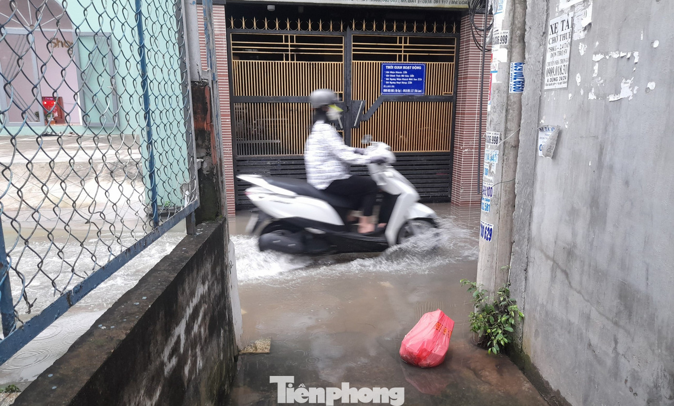 Nước tràn một con hẻm ở đường Mậu Thân, quận Ninh Kiều sáng 29/9. Ảnh: Cảnh Kỳ. Nước tràn một con hẻm ở đường Mậu Thân, quận Ninh Kiều sáng 29/9. Ảnh: Cảnh Kỳ.