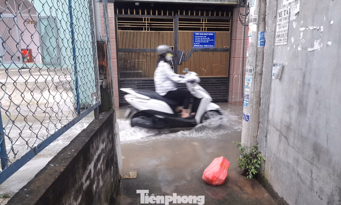 Nước tràn một con hẻm ở đường Mậu Thân, quận Ninh Kiều sáng 29/9. Ảnh: Cảnh Kỳ.