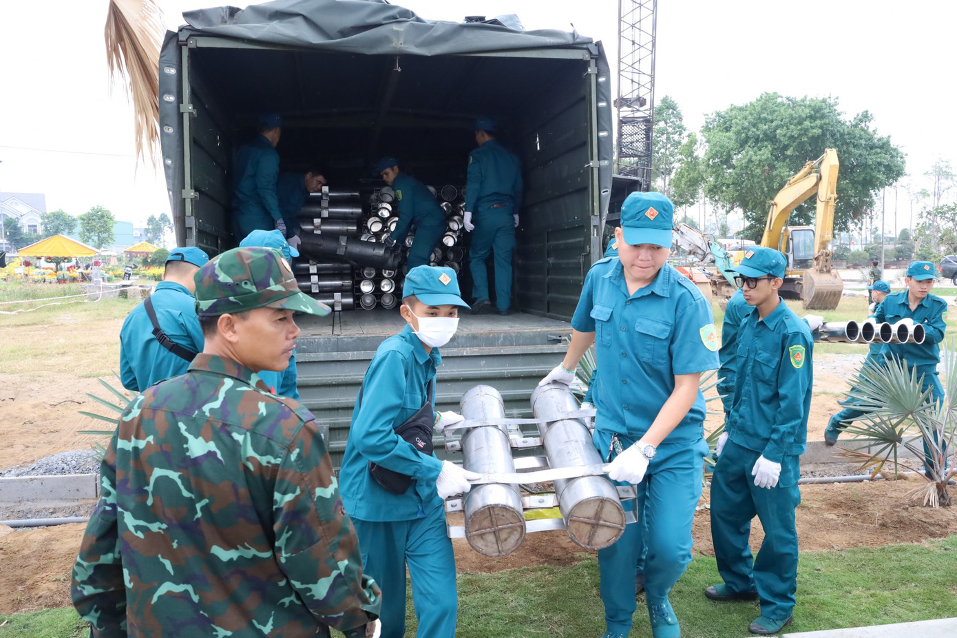 Gần 100 cán bộ, chiến sĩ thuộc Bộ Chỉ huy Quân sự thành phố Cần Thơ tham gia công tác chuẩn bị cho màn pháo hoa tầm cao 15 phút, bắt đầu vào thời khắc Giao thừa Tết Giáp Thìn 2024.