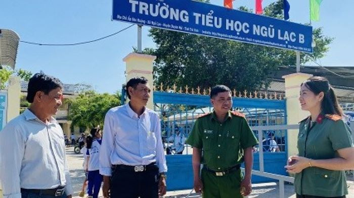 Cơ quan công an trao đổi với lãnh đạo nhà trường về vụ việc. Ảnh: Hồ Giang