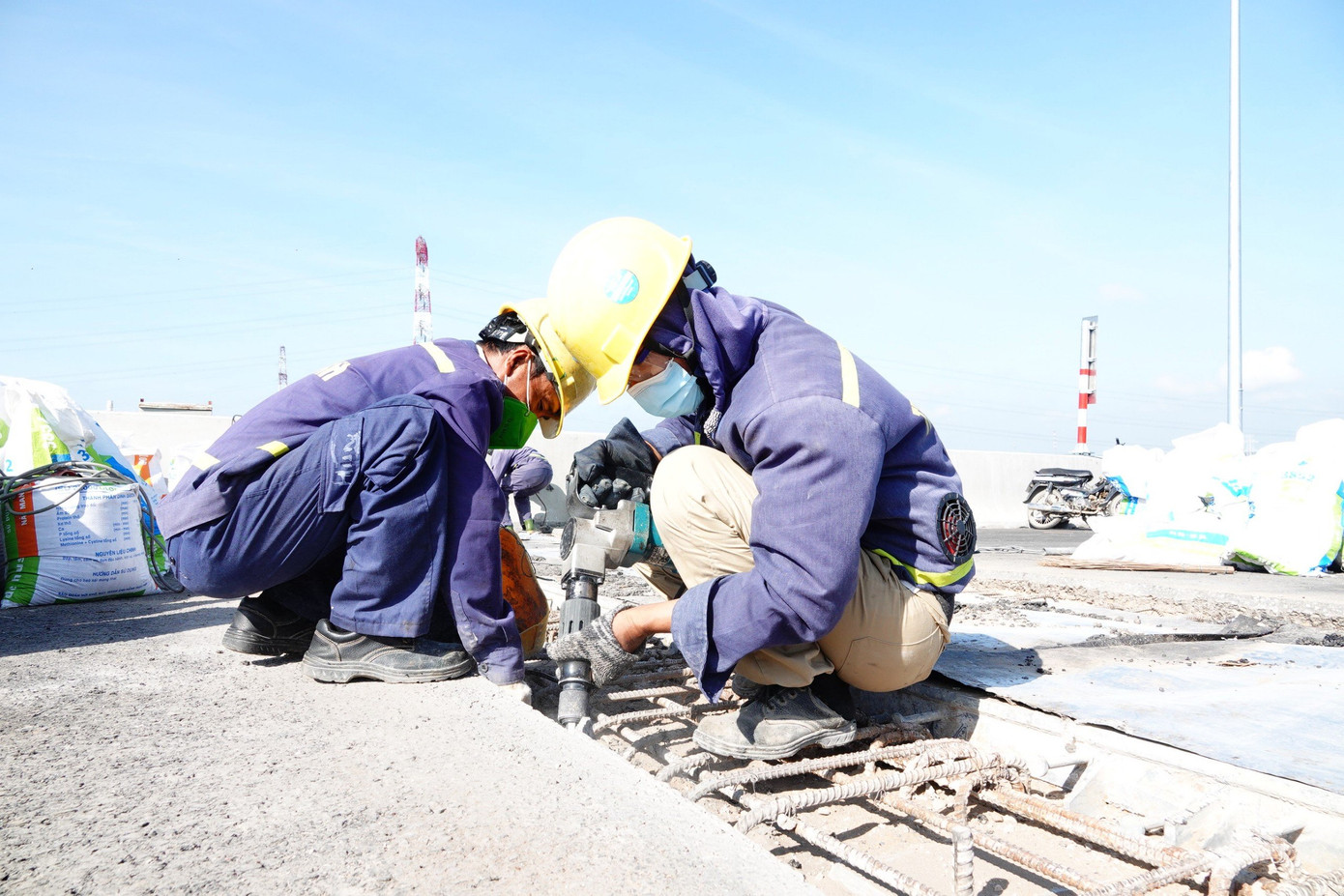 Những công đoạn cuối cùng được gấp rút hoàn thành để khánh thành công trình đầy ý nghĩa này. Kỹ sư Huỳnh Minh Nhật (nhà thầu thi công cáp dự ứng lực), chia sẻ: "Dù tăng ca tăng kíp nhưng được đóng góp công sức cho công trình ý nghĩa này, chúng tôi tôi cảm thấy tự hào, là mơ ước bao lâu của bà con miền Tây".