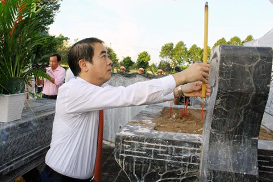 Bí thư Tỉnh ủy Hậu Giang Nghiêm Xuân Thành dâng hương tại Nghĩa trang liệt sĩ tỉnh.