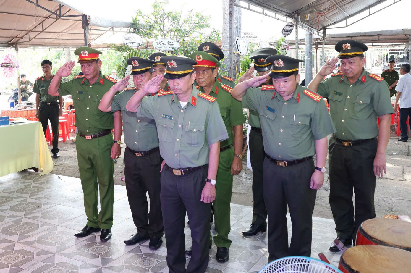 Lãnh đạo Công an tỉnh Hậu Giang viếng Đại úy Nguyễn Văn Kha.