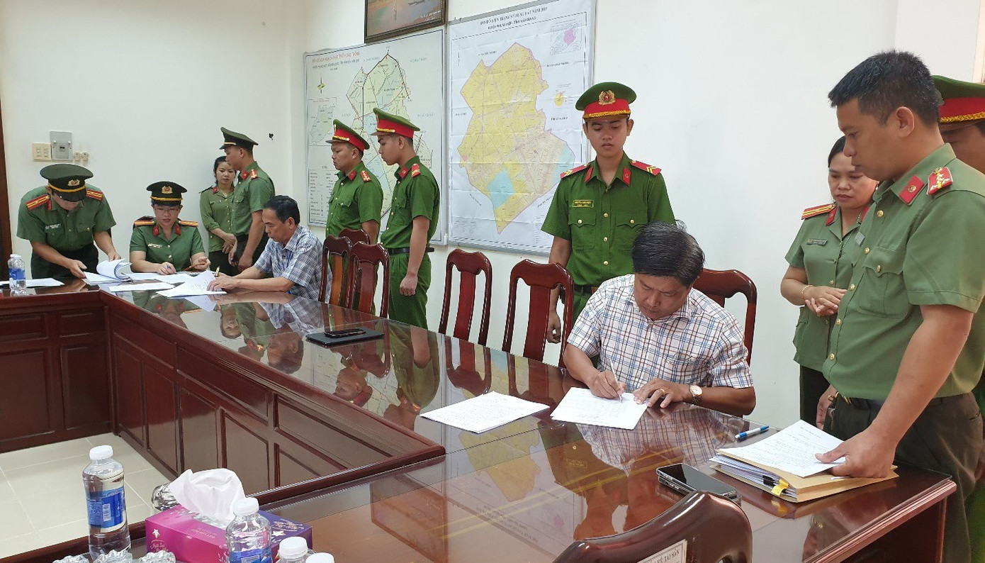 Công an thi hành các quyết định đối với hai bị can Diện và Dận. Ảnh: Thế Phong. Công an thi hành các quyết định đối với hai bị can Diện và Dận. Ảnh: Thế Phong.