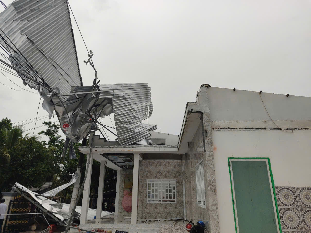 Từ đầu năm đến nay, dông lốc đã làm sập và tốc mái nhà 48 căn nhà ở Hậu Giang.