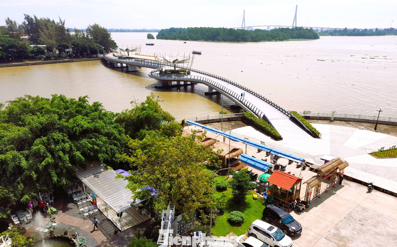 Cần Thơ lấy sông Hậu là mặt tiền chính cho toàn thành phố, tập trung những phát triển chiến lược nhất, cao cấp nhất dọc sông Hậu; phát triển bản sắc của từng quận, huyện thành đô thị bên các sông nhánh. Ảnh: CK Cần Thơ lấy sông Hậu là mặt tiền chính cho toàn thành phố, tập trung những phát triển chiến lược nhất, cao cấp nhất dọc sông Hậu; phát triển bản sắc của từng quận, huyện thành đô thị bên các sông nhánh. Ảnh: CK
