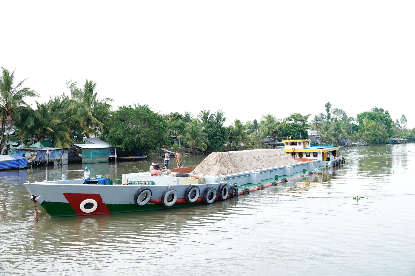 Sà lan vận chuyển cát từ Bình Phước Xuân (An Giang) về tập kết ở huyện Vĩnh Thạnh (Cần Thơ) để phục vụ thi công dự án thành phần 2 (đoạn qua Cần Thơ) thuộc cao tốc Châu Đốc – Cần Thơ – Sóc Trăng. Mỗi sà lan chở 800-900m3 cát. Kể từ ngày khởi công (ngày 17/6/2023), đây là những khối cát đầu tiên được đem về công trường để đắp nền, tạo không khí phấn khởi cho các nhà thầu sau thời gian dài chờ cát.