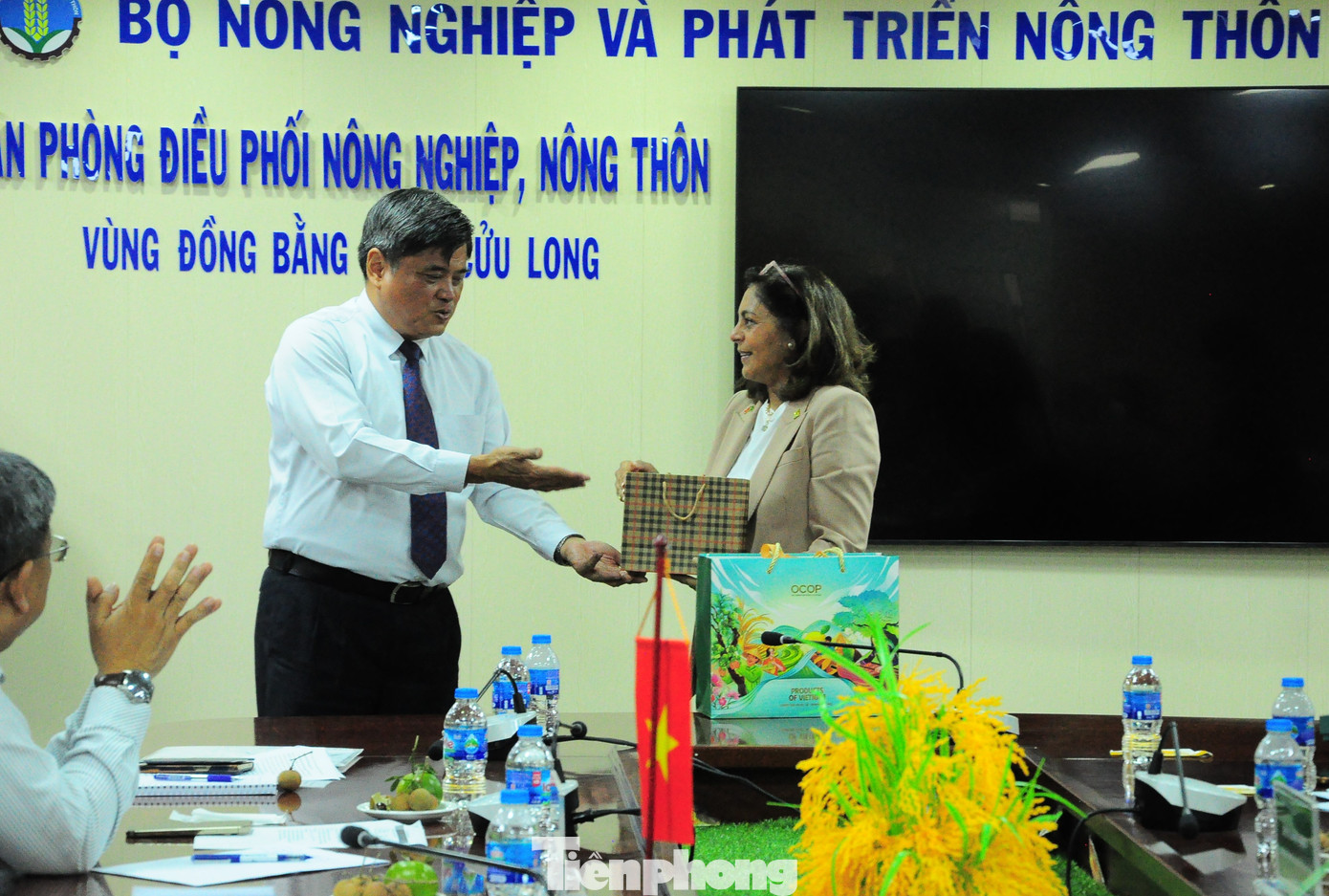 Thứ trưởng NN&PTNT - Trần Thanh Nam tặng quà lưu niệm cho bà Yvonne Pinto - Tổng Giám đốc IRRI. (Ảnh: CK). Thứ trưởng NN&PTNT - Trần Thanh Nam tặng quà lưu niệm cho bà Yvonne Pinto - Tổng Giám đốc IRRI. (Ảnh: CK).