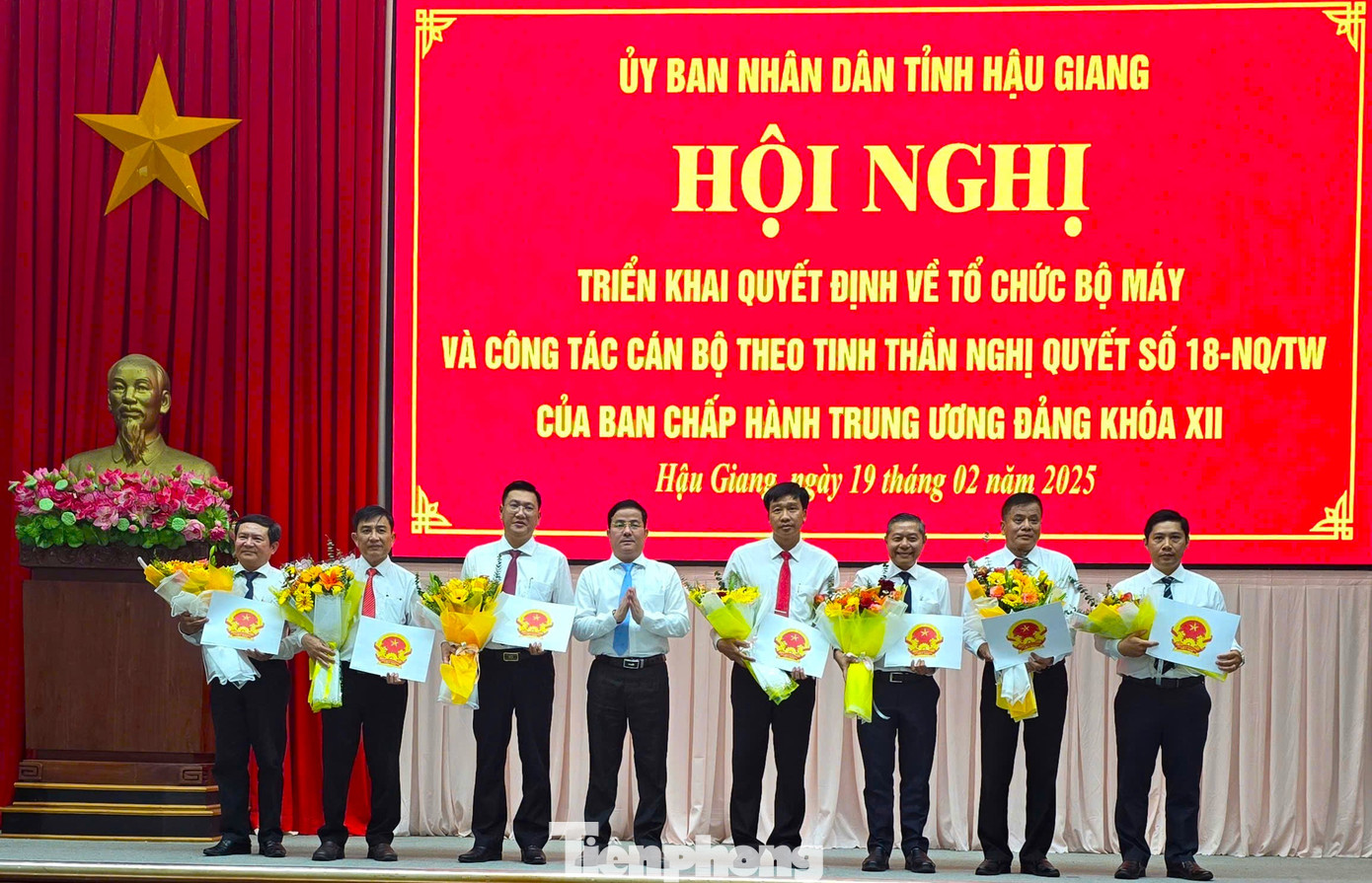 Ông Trần Văn Huyến - Chủ tịch UBND tỉnh Hậu Giang trao quyết định cho ban lãnh đạo Sở Xây dựng.