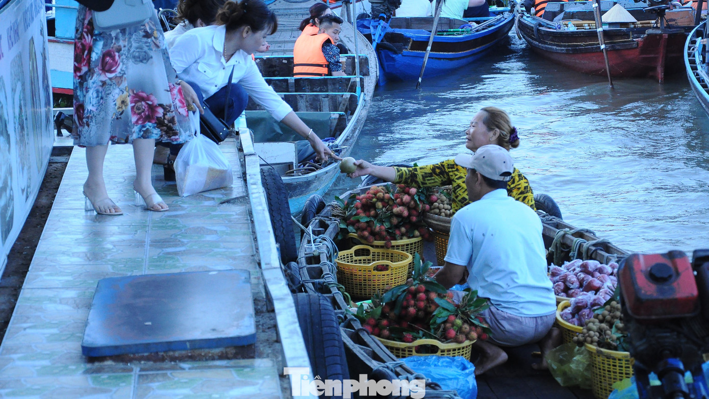 Du khách tham quan, mua sắm tại chợ nổi Cái Răng. Ảnh: CK Du khách tham quan, mua sắm tại chợ nổi Cái Răng. Ảnh: CK