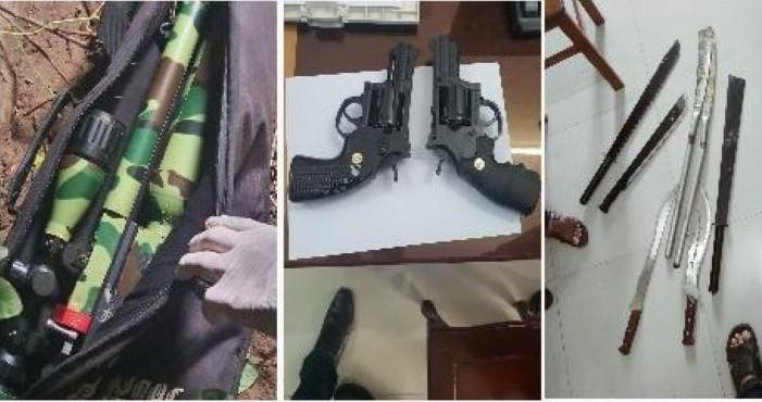 Súng và hung khí mà các đối tượng sử dụng.