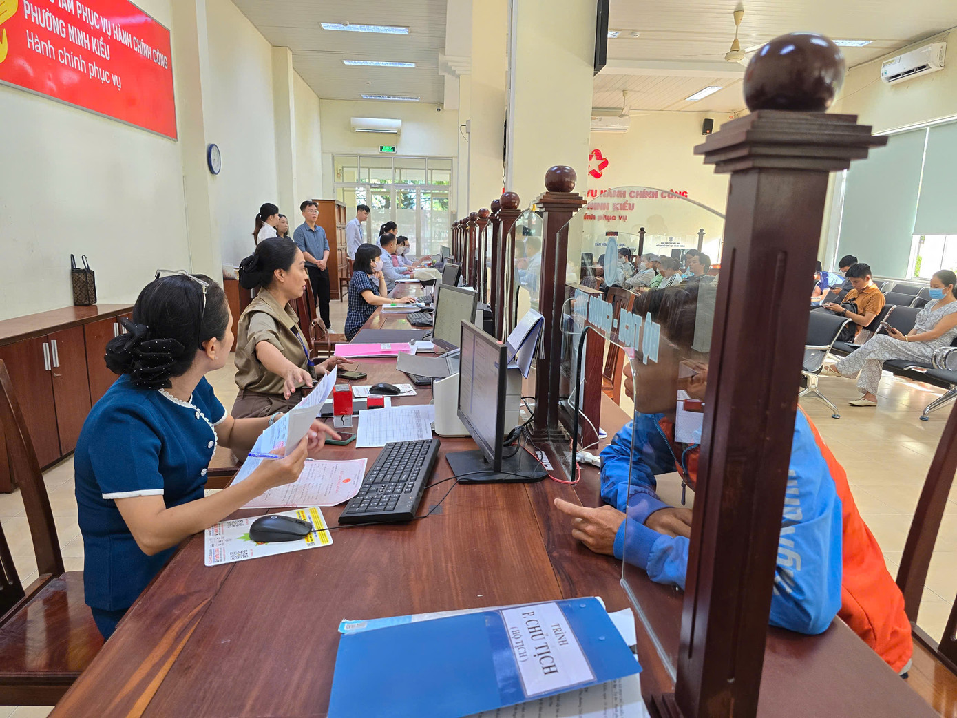 Ông Nguyễn Anh Hoài - Phó Chủ tịch UBND, Giám đốc Trung tâm Phục vụ hành chính công phường Ninh Kiều cho biết, để đảm bảo phục vụ người dân đến giao dịch, phường đã trang bị máy tra cứu hồ sơ, giúp người dân biết được hồ sơ đang được giải quyết ở giai đoạn nào, đánh giá được cán bộ công chức trong quá trình thực hiện nhiệm vụ. Ông Nguyễn Anh Hoài - Phó Chủ tịch UBND, Giám đốc Trung tâm Phục vụ hành chính công phường Ninh Kiều cho biết, để đảm bảo phục vụ người dân đến giao dịch, phường đã trang bị máy tra cứu hồ sơ, giúp người dân biết được hồ sơ đang được giải quyết ở giai đoạn nào, đánh giá được cán bộ công chức trong quá trình thực hiện nhiệm vụ.