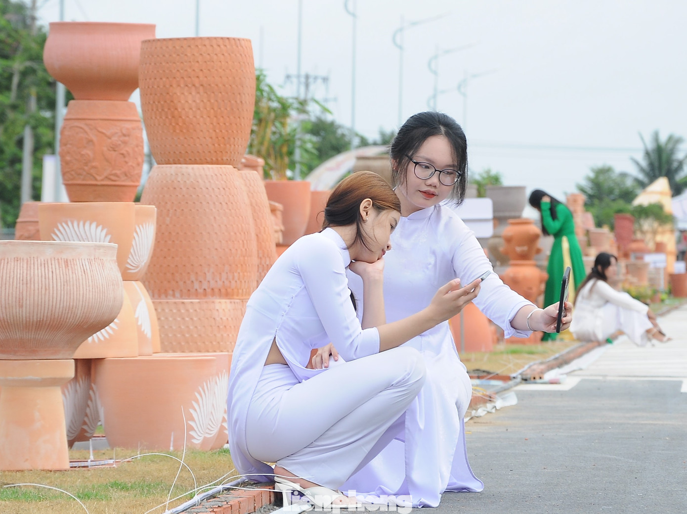 Bạn trẻ check in tại Con đường gốm đỏ.