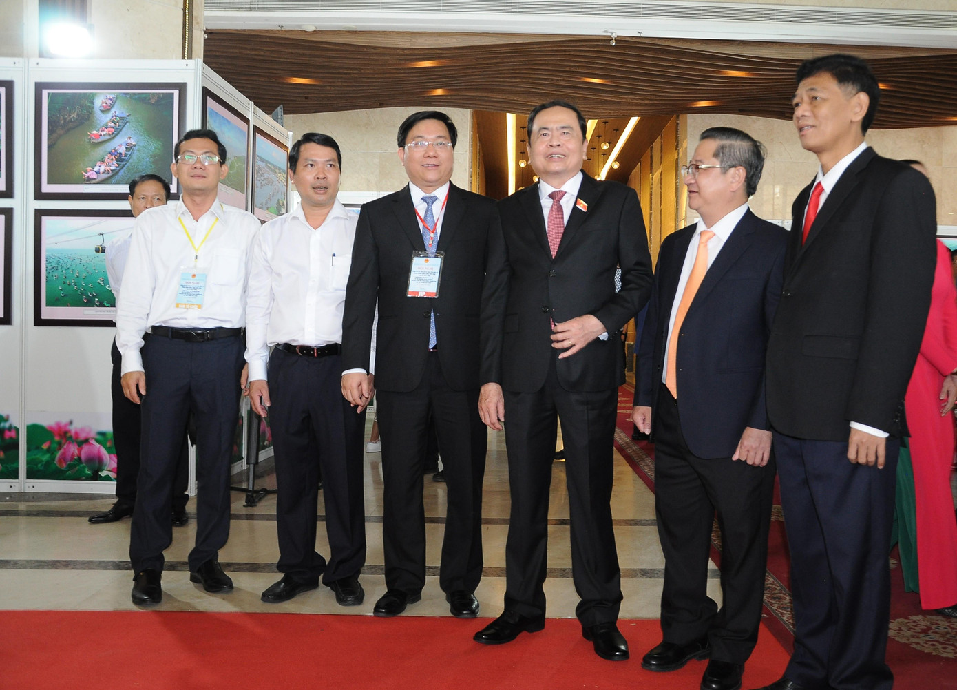 Phó Chủ tịch Thường trực Quốc hội Trần Thanh Mẫn cùng lãnh đạo các bộ, ngành Trung ương và nhiều địa phương tại triển lãm. Phó Chủ tịch Thường trực Quốc hội Trần Thanh Mẫn cùng lãnh đạo các bộ, ngành Trung ương và nhiều địa phương tại triển lãm.