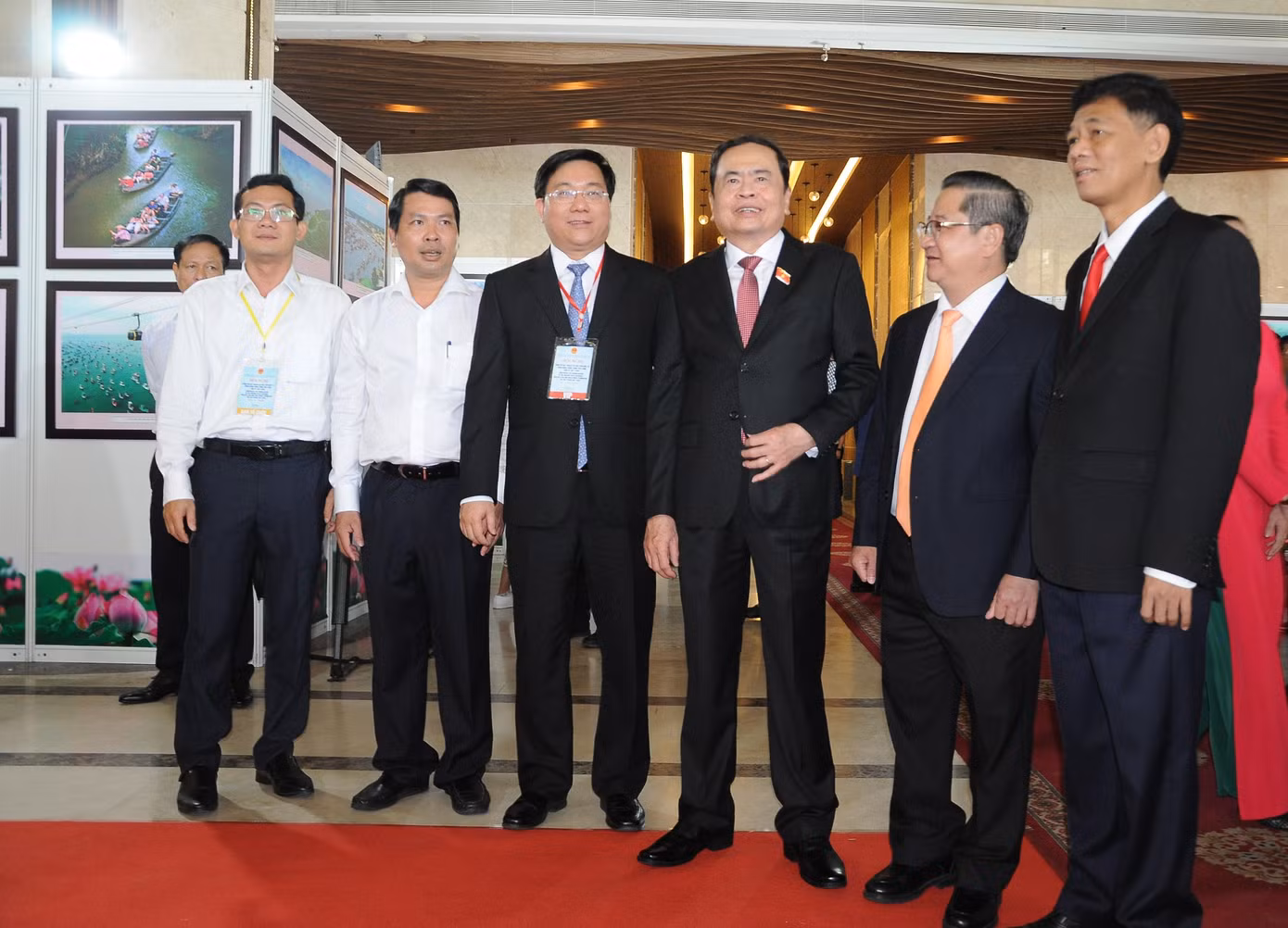Phó Chủ tịch Thường trực Quốc hội Trần Thanh Mẫn cùng lãnh đạo các bộ, ngành Trung ương và nhiều địa phương tại triển lãm.