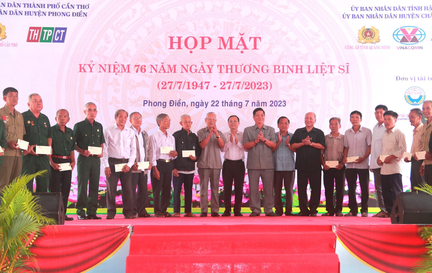 Lãnh đạo, nguyên lãnh đạo hai địa phương tặng quà các gia đình chính sách.