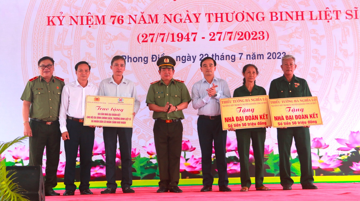 Thiếu tướng Đinh Văn Nơi - Giám đốc Công an tỉnh Quảng Ninh (giữa) và Thiếu tướng Hà Nghĩa Lộ - nguyên Giám đốc Công an thành phố Cần Thơ trao nhà Đại đoàn kết.