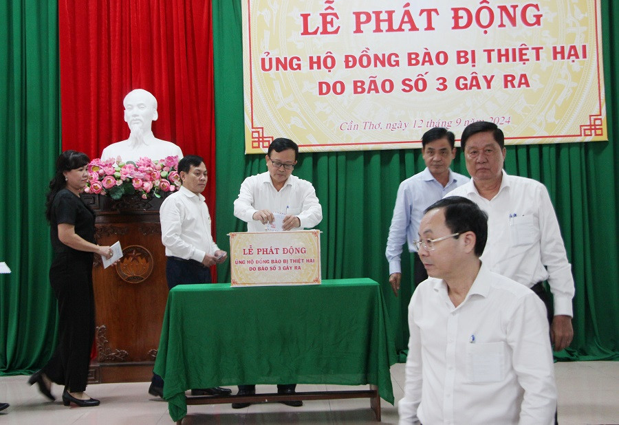 Lãnh đạo Thành ủy, HĐND, UBND, UBMTTQ Việt Nam thành phố Cần Thơ ủng hộ đồng bào bị ảnh hưởng bão số 3. Lãnh đạo Thành ủy, HĐND, UBND, UBMTTQ Việt Nam thành phố Cần Thơ ủng hộ đồng bào bị ảnh hưởng bão số 3.