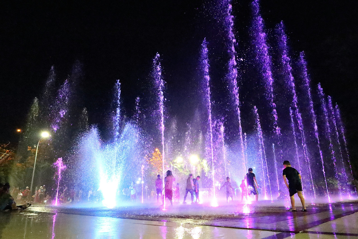Những cột nước lung linh rực rỡ, thu hút giới trẻ.