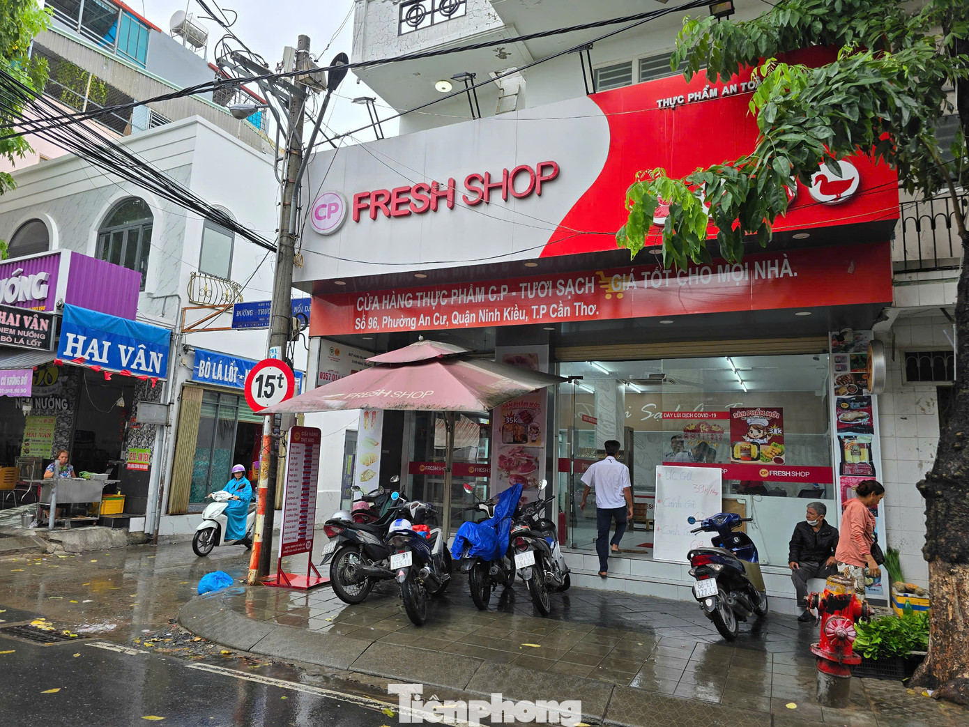 Đoàn công tác kiểm tra cửa hàng Fresh Shop của Công ty C.P tại đường Đề Thám, quận Ninh Kiều.