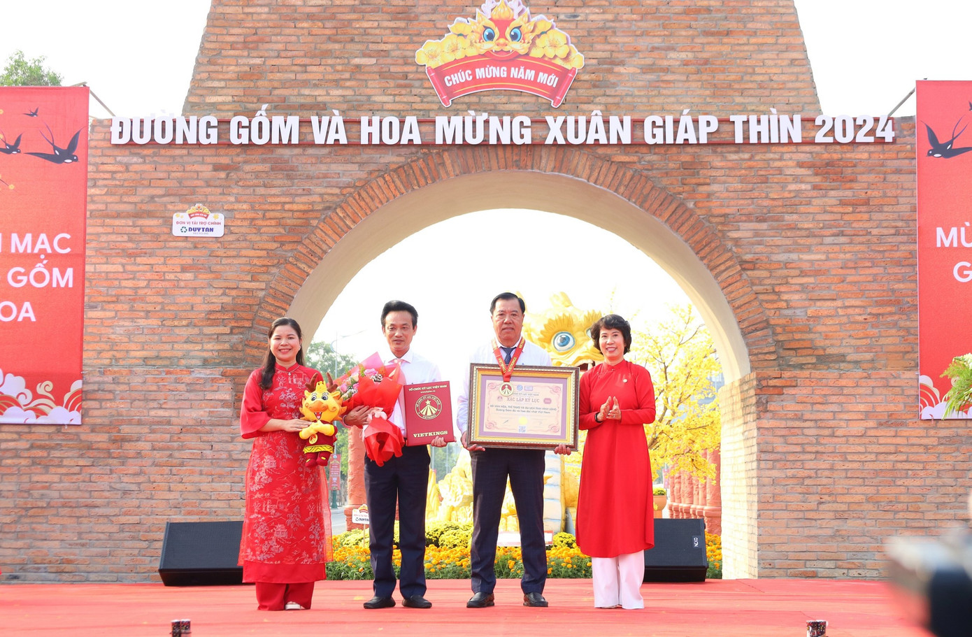 Tỉnh Vĩnh Long đón nhận bằng xác lập kỷ lục “Đường gốm đỏ và hoa dài nhất Việt Nam". Tỉnh Vĩnh Long đón nhận bằng xác lập kỷ lục “Đường gốm đỏ và hoa dài nhất Việt Nam".