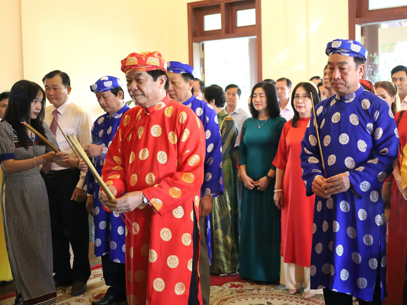 Đại biểu dâng hương tri ân Thủ tướng Võ Văn Kiệt tại Khu tưởng niệm.