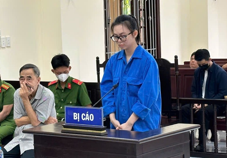 Hai bị cáo tại tòa.